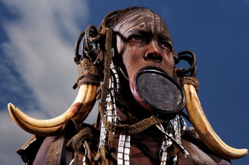 Воинственность и губные диски - главные отличительные черты племени сурма