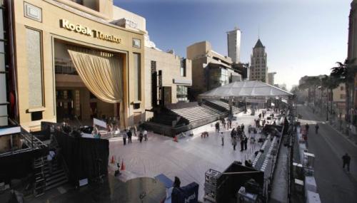 За две недели до "Оскара" ограничивается проезд по Голливудскому бульвару: расположенный там кинотеатр "Кодак" - место проведения церемонии с 2002 года - начинают готовить к празднику. 