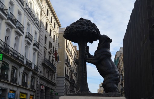Площадь Пуэрто дель Соль. Символ города: "Медведь с земляничным деревом"