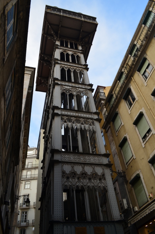 Элевадор-ди-Санта-Жушта (Elevador de Santa Justa) знаменитый лифт в Лиссабоне, построенный в помощь пешеходам и связывающий низинный район Байша и высокий Шиаду. Высота подъемника 45 метров. 