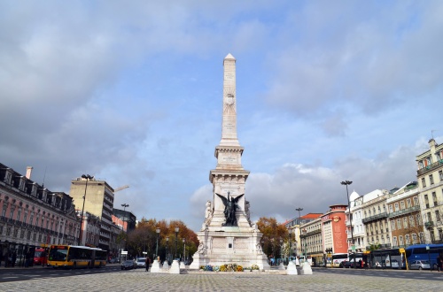 Площадь Восстановления Независимости. Памятник в центре был торжественно открыт в 1886 году. На монументе, спроектированном Антониу Томашем да Фосека, установлены статуи, символизирующие «Независимость» и «Победу».