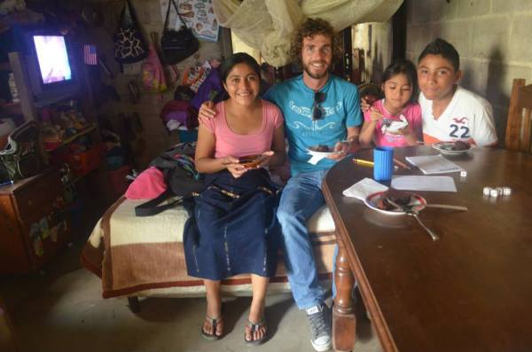 Мой друг в Гватемале помог мне найти волонтерский проект, а в свободное время мы навещали бедные семьи и помогали им. Это не была материальная помощь, мы делали то, что было нужно в тот момент: помочь поставить парник, позаниматься с детишками, приготовить что-нибудь семье. На фотографии мой друг из Новой Зеландии с Марией и ее детьми